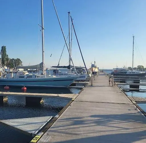 Botel Jacht W Marinie