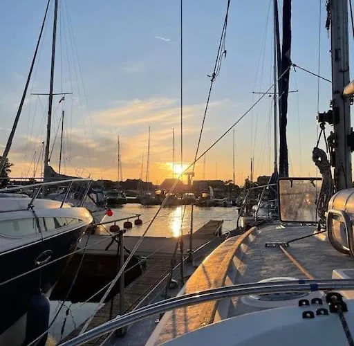 Botel Jacht W Marinie