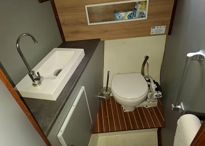 Botel Jacht W Marinie